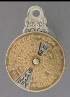 Klein zilver en verguld messing perpetuel calendarium, gesigneerd 'G�hring, M�nchen'. diameter ca 20 mm.