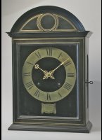 Thuret religieuse met 8 daags uurwerk met spillegang en cyclo�de boogjes naar de uitvinding van Christiaan Huygens in 1657. Sluitschijf slagwerk op bel. Kast met gezwart peren belijmd en ingelegd met messing biesjes. 2 ophangogen, Messing gegraveerde wijzerplaat en gesigneerde cartouche op zwart fluweel. ca 1675