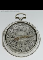 Antiek zakhorloge in 2 zilveren gladde kasten met zilveren hollandse wijzerplaat.
Meesterteken keur. Ca. 1740. Zilveren hollandse wijzerplaat met boogjes, typerende hollandse balans-kloof.
Buitendiameter 57 mm, dik 34 mm