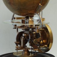 pendule Cosmographique 'Mouret de Ch. Henard & Cie a Paris' met een wereldglobe.